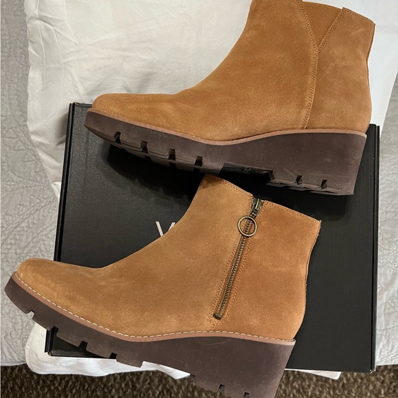 Vionic; Ladies; Water Repellent Suede Booties; Size 9 (40); Hazal - Picture 11 of 13
